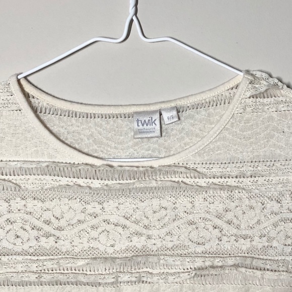 Cream coloured, lace shirt - Picture 4 of 7